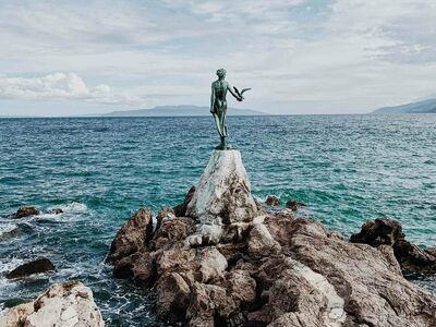 Opatija | "Das Mädchen mit Möwe" ist eines der Wahrzeichen von Opatija in der Kvarner Bucht