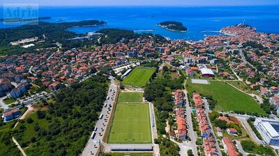 Sportzentrum „Valbruna“ in Rovinj : 3 Fußballplätze, 105 x 66 m und 1 kleiner Fußballplatz, 50 x 25 m