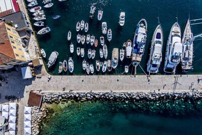 Ganztagsausflug per Schiff | Start ist in Pula mit Fahrt am Brijuni-Archipel vorbei nach Rovinj. Weiter gehts zum Naturschutzgebiet Limfjord. Abschließend steht Vrsar auf dem Programm, wo Zeit zum Baden und Entspannen ist.