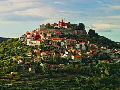 Motovun | Romantische Kleinstadt auf einem 280 m hohen Hügel über dem Tal von Mirna im grünen Hügelland Istriens.