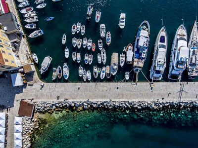 Ganztagsausflug per Schiff | Start ist in Pula mit Fahrt am Brijuni-Archipel vorbei nach Rovinj. Weiter gehts zum Naturschutzgebiet Limfjord. Abschließend steht Vrsar auf dem Programm, wo Zeit zum Baden und Entspannen ist.