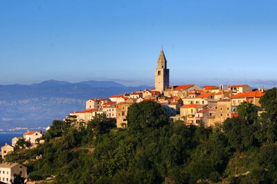 Vrbnik auf der Insel Krk | Malerische Kleinstadt, inspirierende Baukunst, viele Künstler, Weißwein Zlahtina - ein Highlight auf Krk
