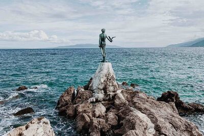 Opatija | "Das Mädchen mit Möwe" ist eines der Wahrzeichen von Opatija in der Kvarner Bucht