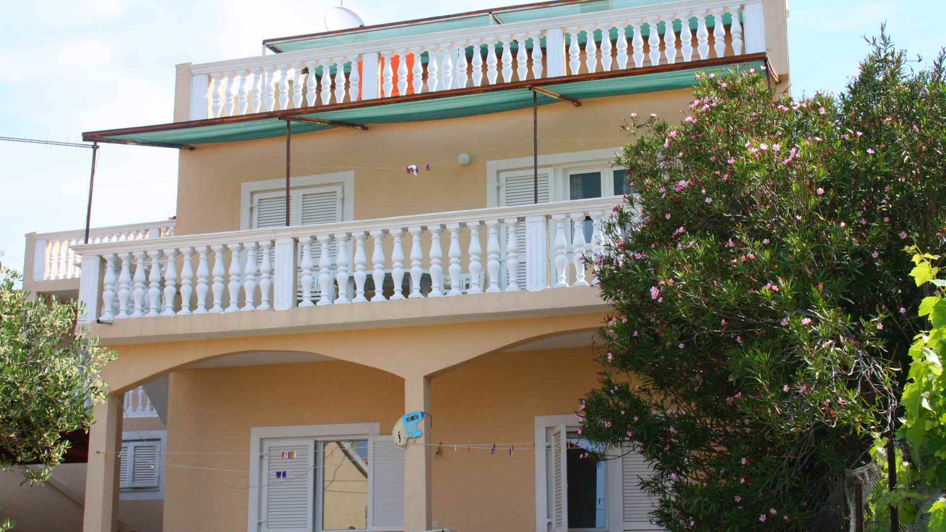 Hausansicht #1 der Villa Antonella in Pakostane (Norddalmatien, Kroatien) | Ferienwohnungen in Kroatien by Adria-dream