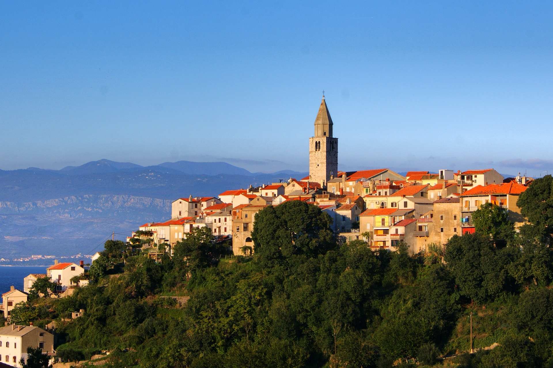 Vrbnik auf der Insel Krk | Malerische Kleinstadt, inspirierende Baukunst, viele Künstler, Weißwein Zlahtina - ein Highlight auf Krk