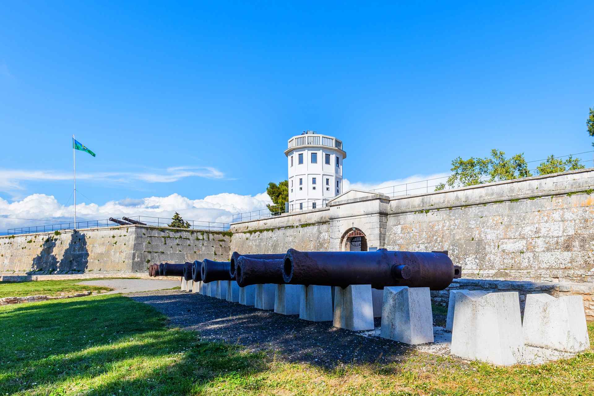 Fuerte Kaštel, Pula | Viereckige und mit eckigen Bastionen hervorgehobene Festung von 1630