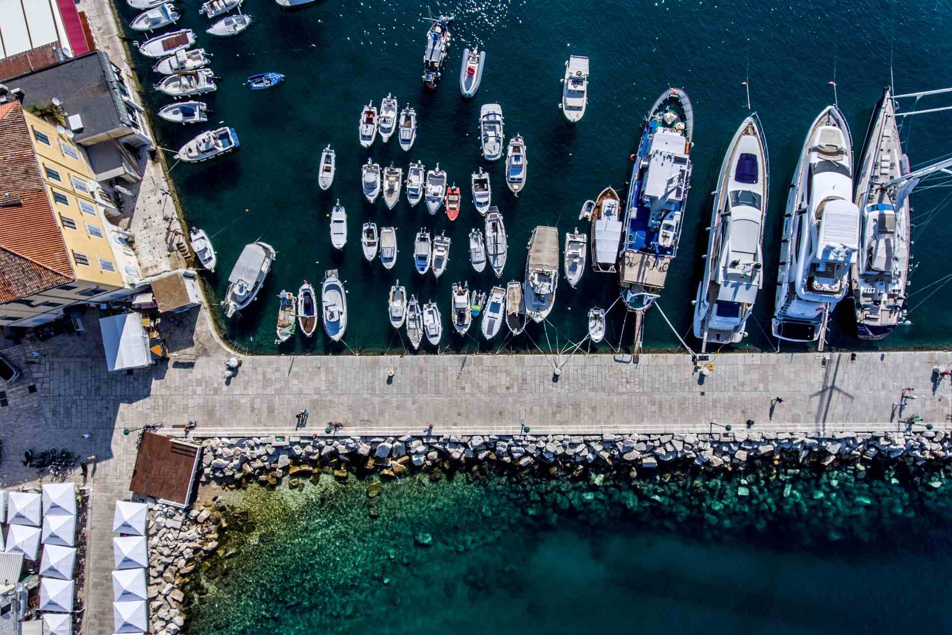Ganztagsausflug per Schiff | Start ist in Pula mit Fahrt am Brijuni-Archipel vorbei nach Rovinj. Weiter gehts zum Naturschutzgebiet Limfjord. Abschließend steht Vrsar auf dem Programm, wo Zeit zum Baden und Entspannen ist.