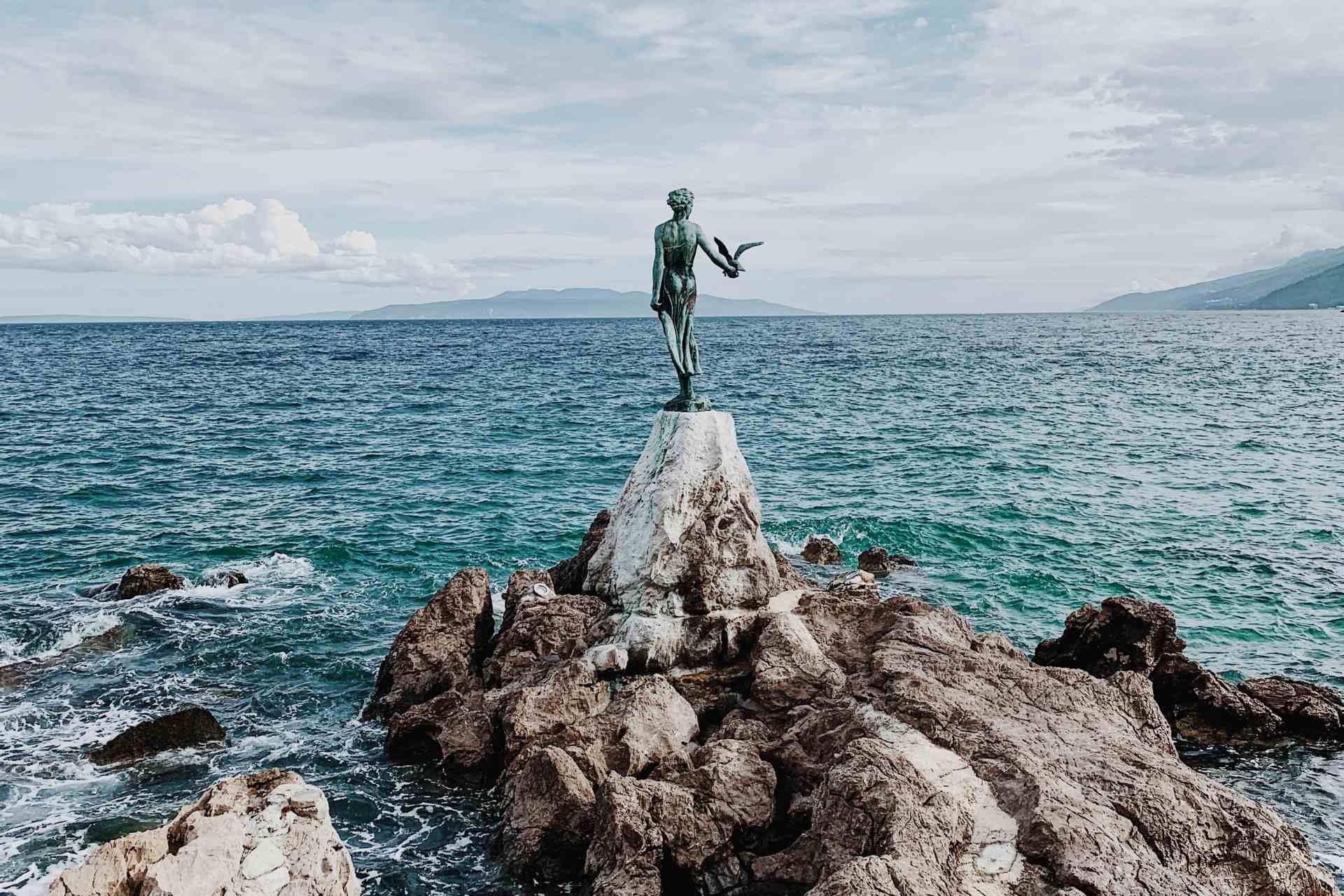Opatija | "Das Mädchen mit Möwe" ist eines der Wahrzeichen von Opatija in der Kvarner Bucht