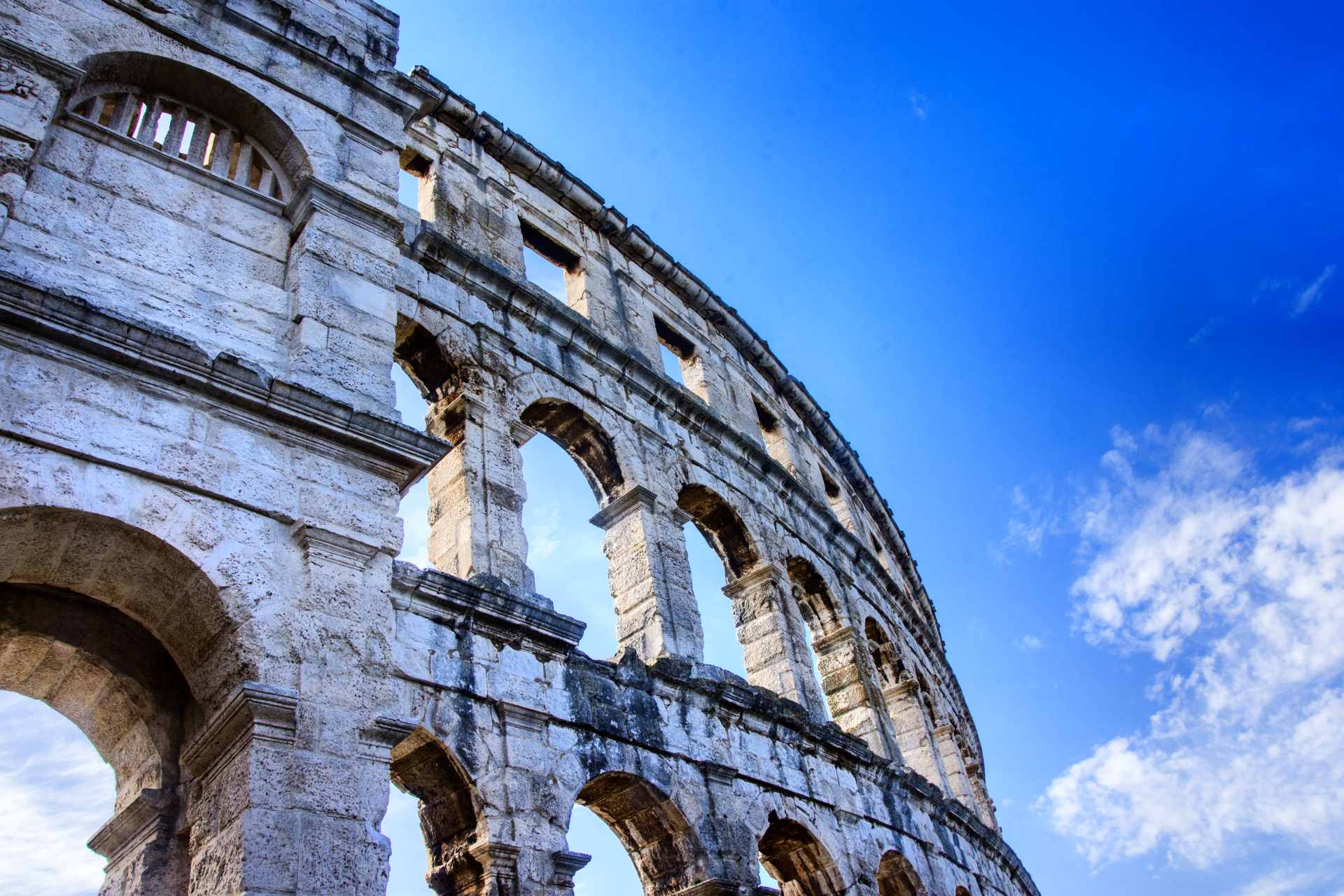 Amphitheater Pula | Die geschichtsträchtige Arena ist heute auch ein Ort der Kultur - brilliante Akustik zieht viele Musiker für Konzerte an