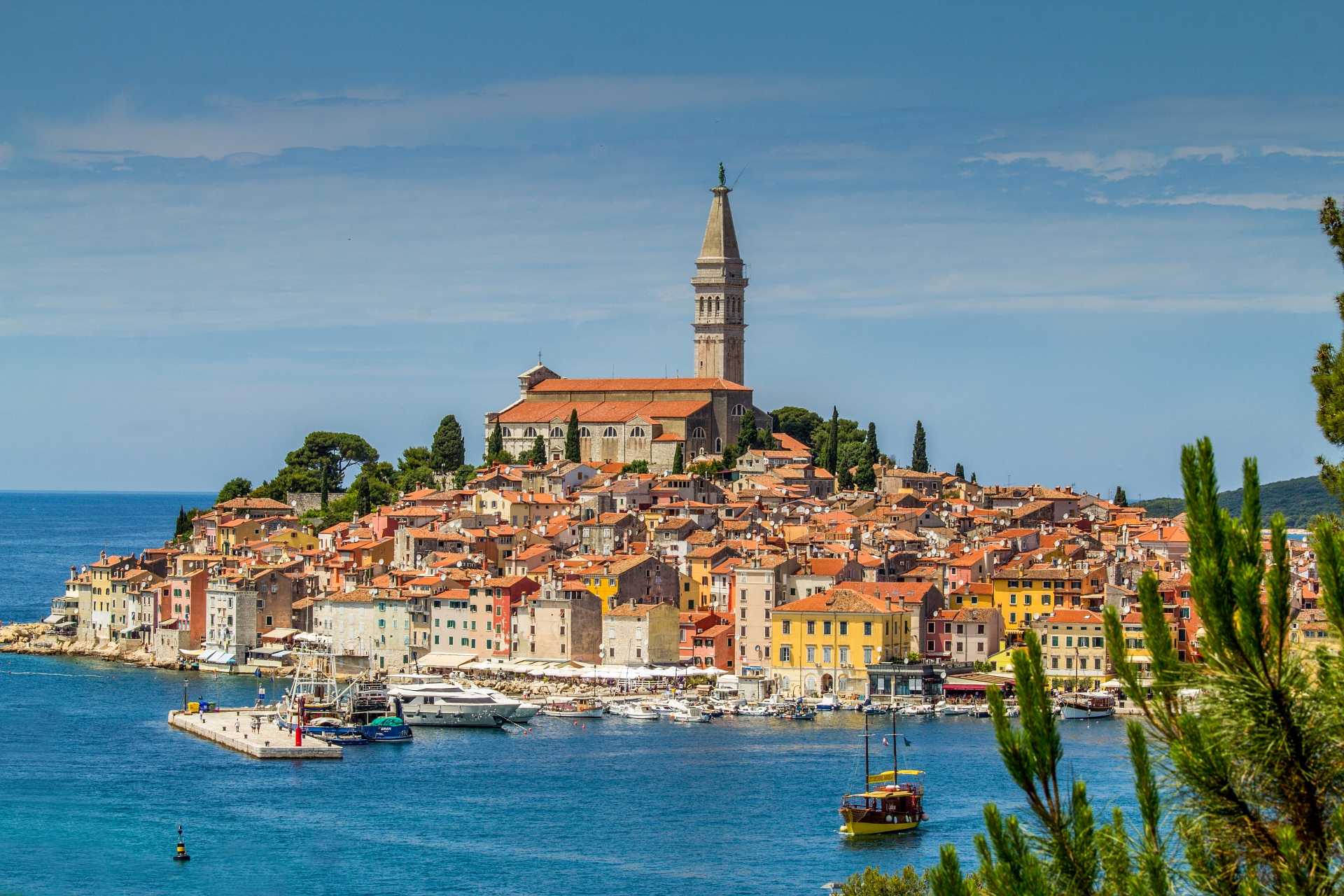 Panorama Rovinj | Das malerische Rovinj liegt an der Westküste Istriens zwischen Porec und Pula. Mit der idyllischen Altstadt ist sie eine der schönsten Städte Kroatiens.
