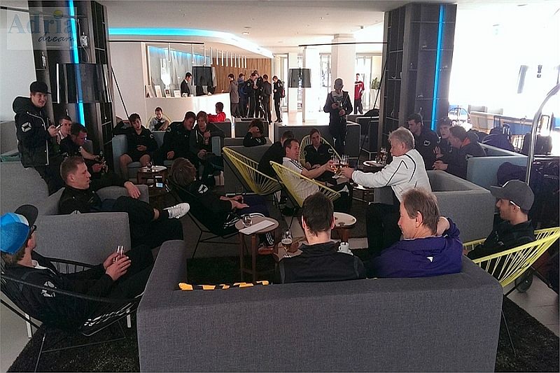 Der TV Riedenburg im Lounge-Bereich des Hotels Park Plaza Belvedere in Medulin (Istrien) - dem beliebtesten Sporthotel für Fussball-Trainingslager in Kroatien von Adria-dream.