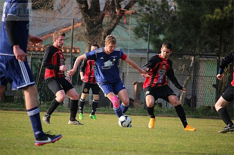 Der TV Riedenburg beim Testspiel auf dem Rasenplatz des Hotels Park Plaza Belvedere in Medulin (Istrien) - dem beliebtesten Sporthotel für Fussball-Trainingslager in Kroatien von Adria-dream.