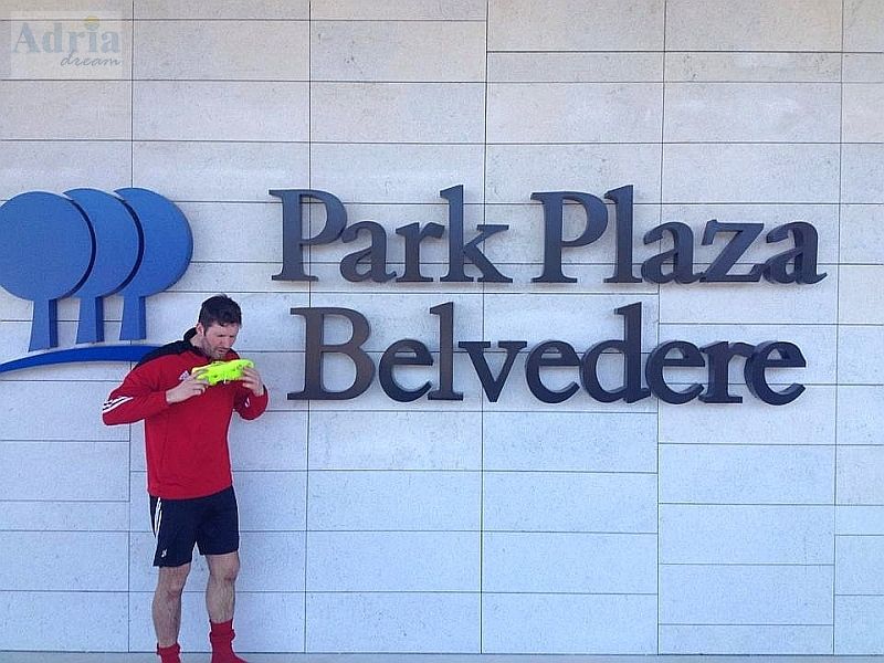 Der FC Sturm Hauzenberg am Eingang des Hotels Park Plaza Belvedere in Medulin (Istrien) - dem beliebtesten Sporthotel für Fussball-Trainingslager in Kroatien von Adria-dream.