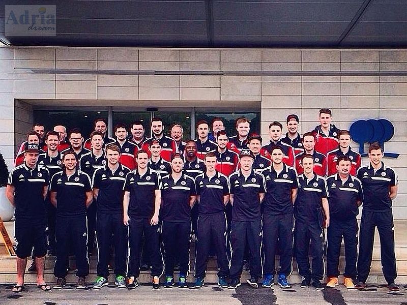 Der FC Sturm Hauzenberg vorm Eingang des Hotels Park Plaza Belvedere in Medulin (Istrien) - dem beliebtesten Sporthotel für Fussball-Trainingslager in Kroatien von Adria-dream.