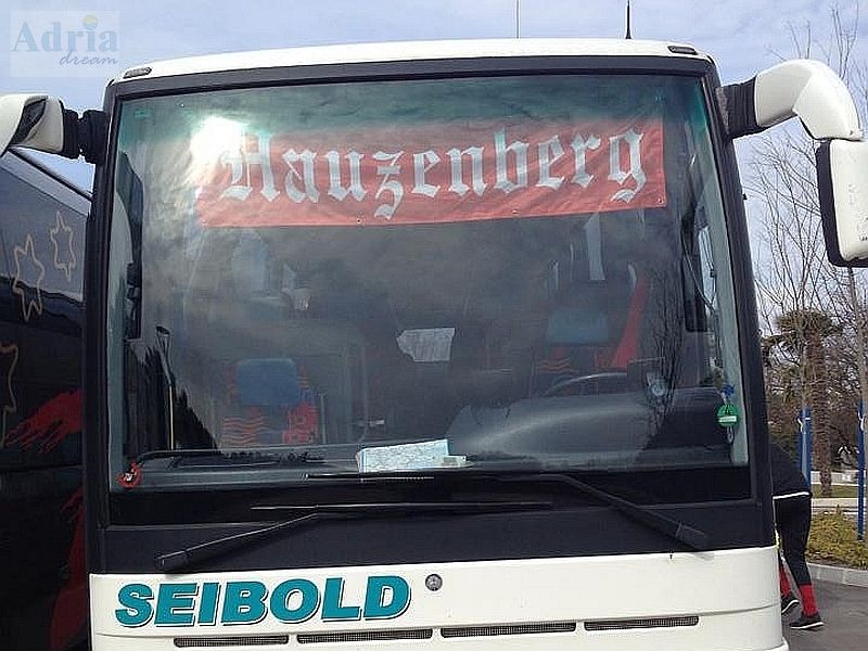 Der Bus des FC Sturm Hauzenberg vorm Eingang des Hotels Park Plaza Belvedere in Medulin (Istrien) - dem beliebtesten Sporthotel für Fussball-Trainingslager in Kroatien von Adria-dream.