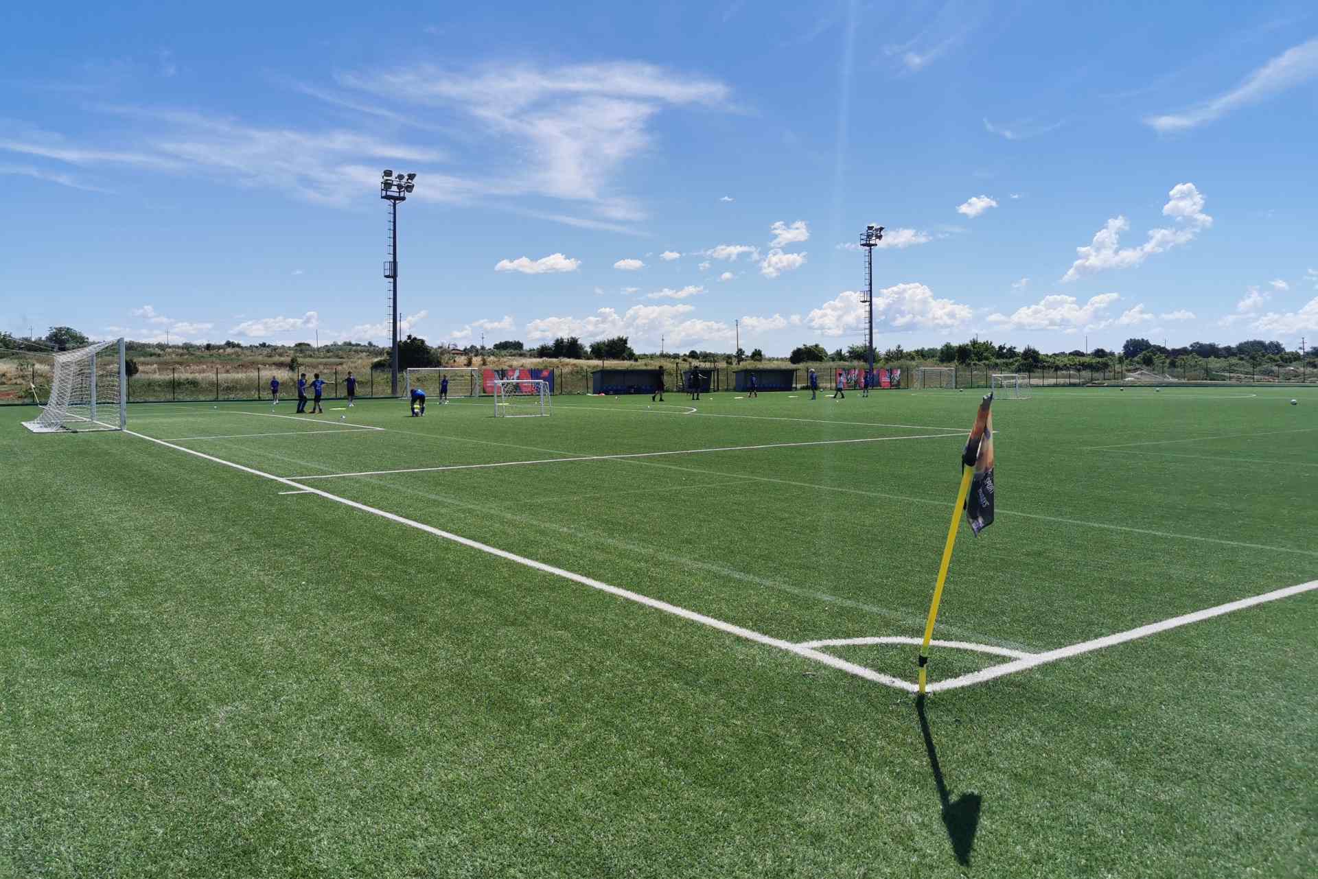 Blick auf den Kunstrasenplatz des Turniergeländes Stella Maris. Hier spielen die "Großen" (C- und B-Jugend) beim Jugendturnier Adria-dream Cup in Kroatien.