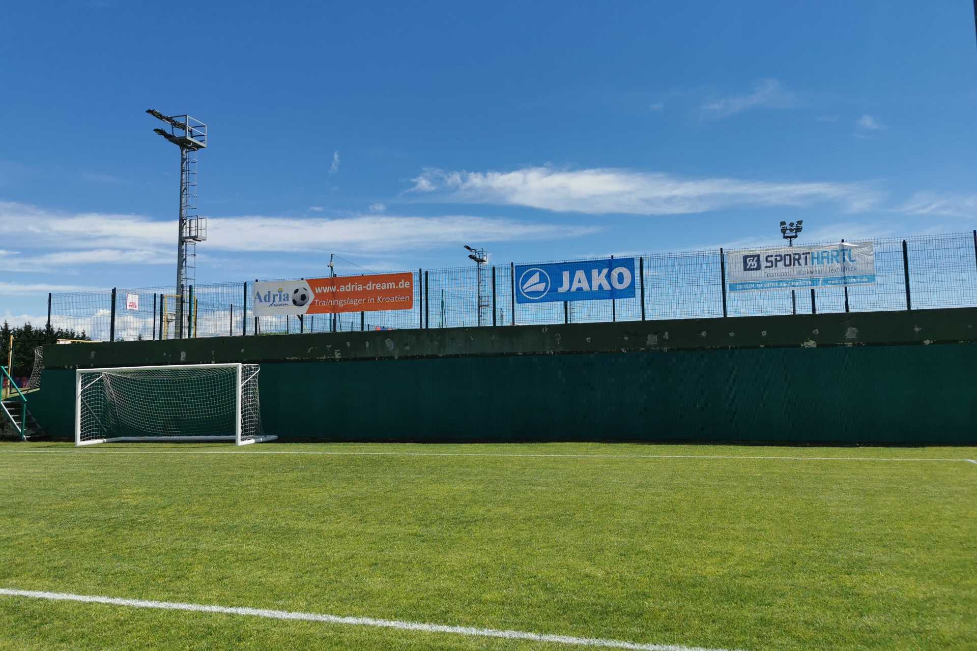 Das Jugendturnier Adria-dream Cup in Kroatien wird organisiert von Adria-dream und unterstützt von JAKO und Sport-Hartl.