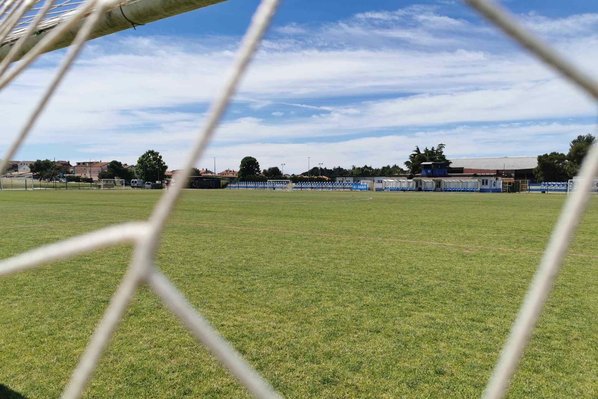 Auf das viele Tore fallen beim Jugendturnier Adria-dream Cup in Kroatien. Die Bälle hat unser Partner JAKO über Sport-Hartl zur Verfügung gestellt.