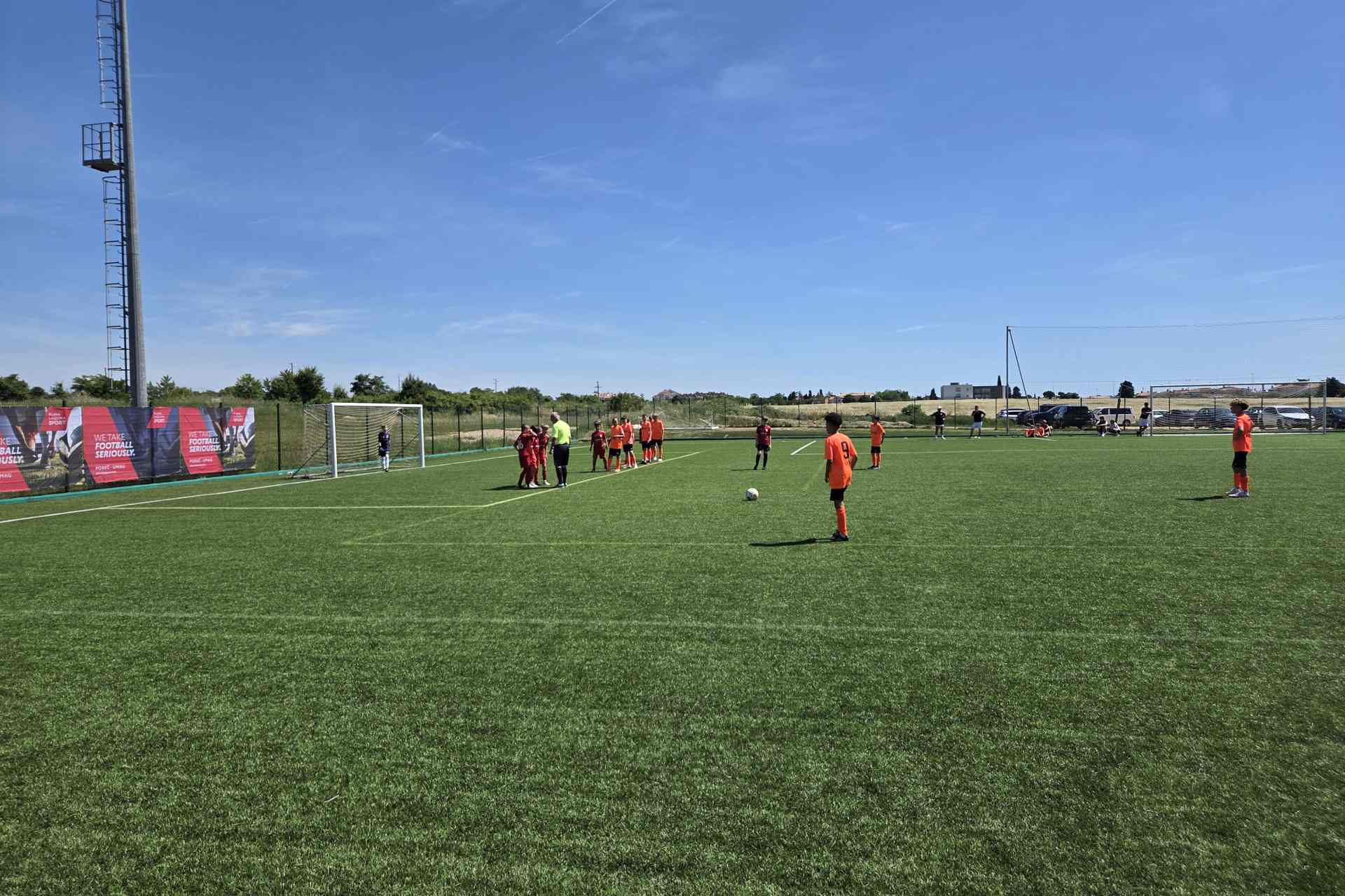 Bei bestem Wetter starteten die ersten Spiele des Fußball-Jugendturniers Adria-dream Cup 2025 in Kroatien am Freitag.
