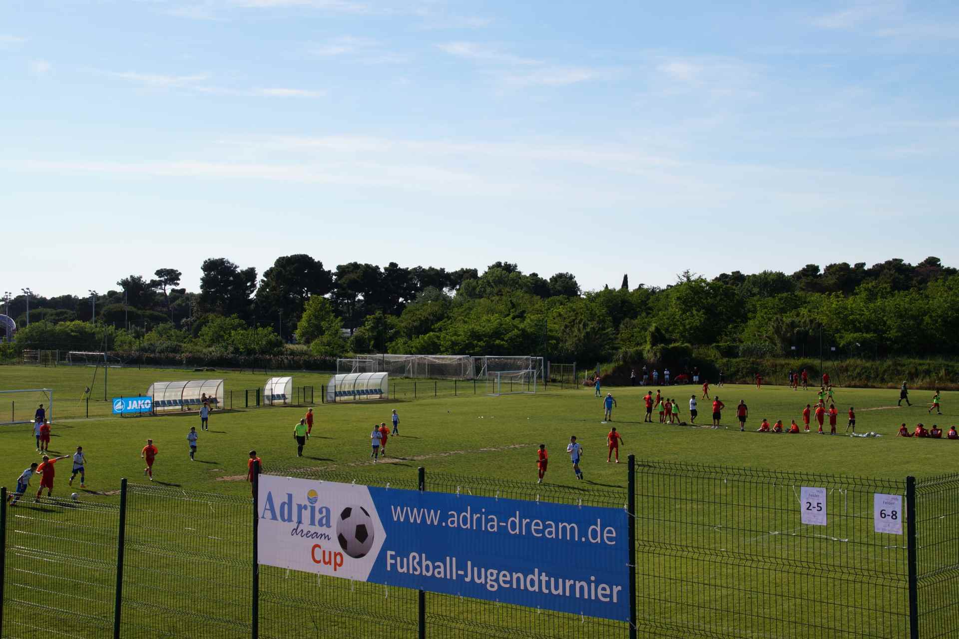 Kroatien bot Sonne satt: Blick von der Orga-Zone auf die Fußballspiele des Jugendturniers Adria-dream Cup 2025.