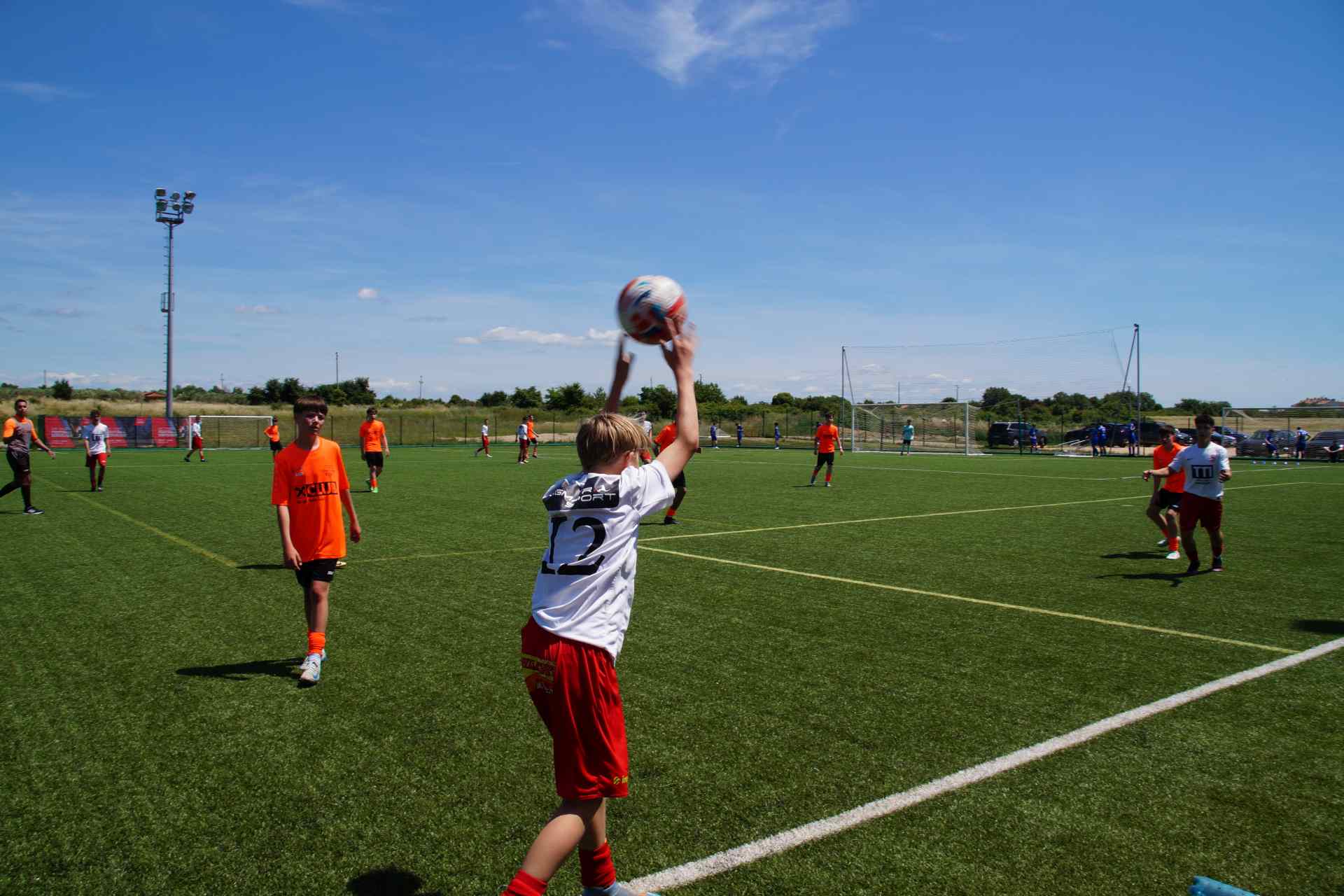 Einwurf... und Tor? Spannende Spiele boten sich den ganzen Freitag beim Jugendturnier Adria-dream Cup.