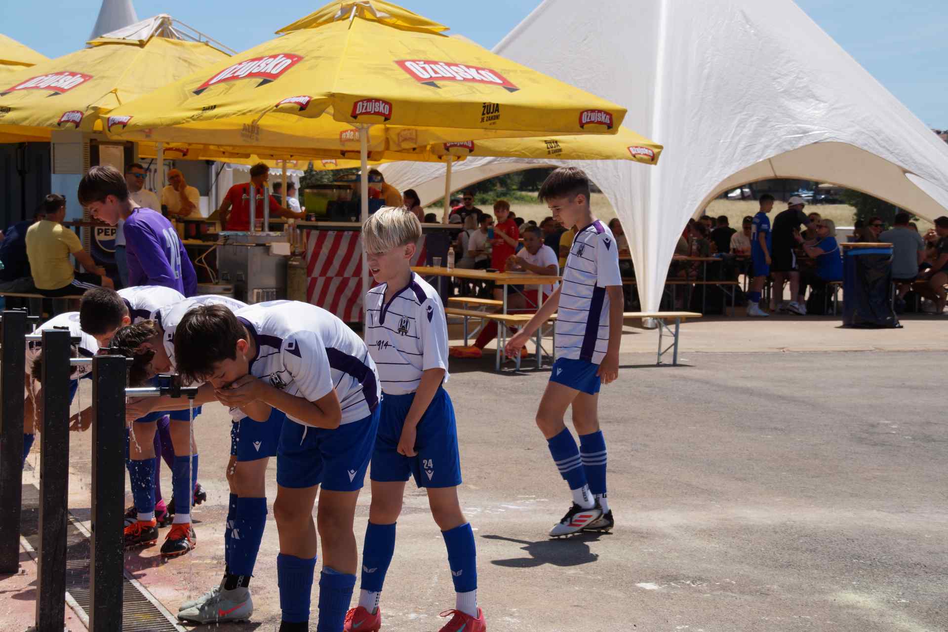 Abkühlen und viel Wasser trinken - die Premiere des Adria-dream Cups fand bei strahlendem Sonnenschein statt. Idealer Auftakt des Fußball-Jugendturniers in Kroatien.